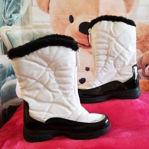 Size 11 White snow boot with zipper
